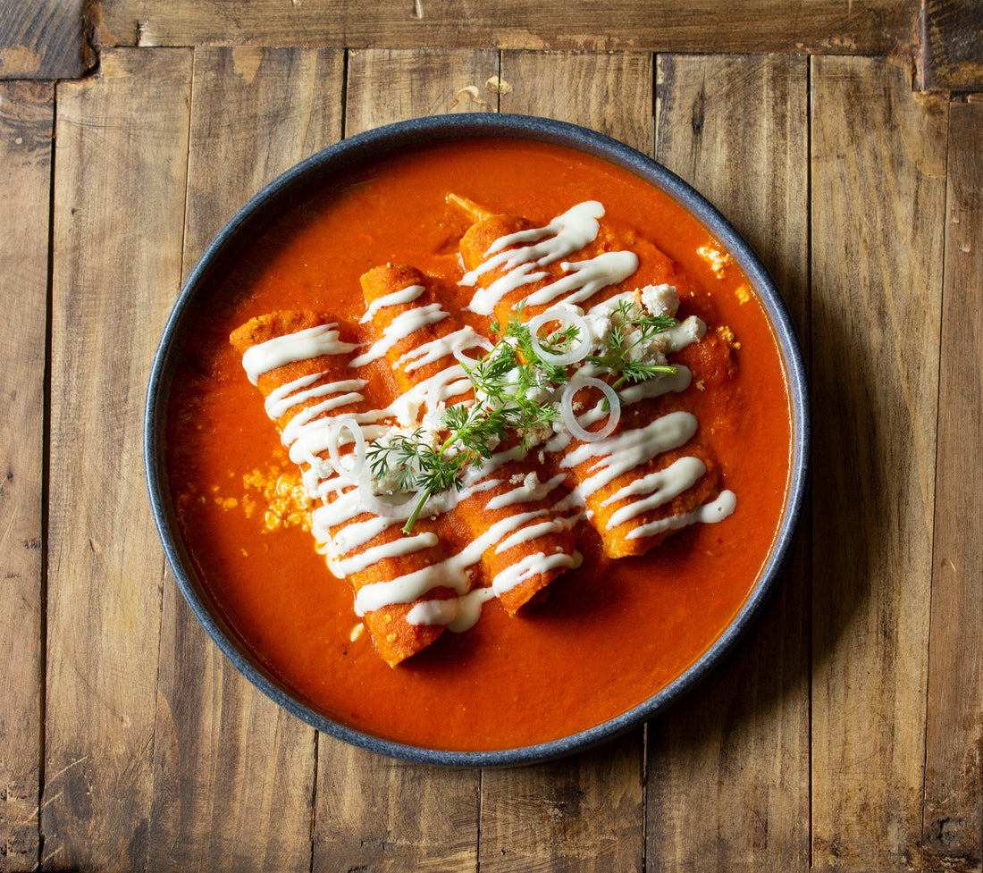 Enchiladas de pollo con salsa de pimientos rojos