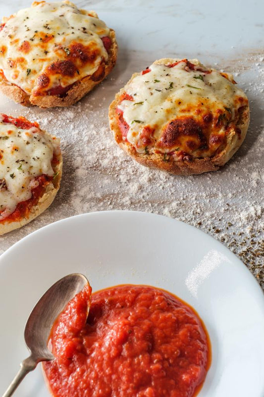 Muffin Inglés con tocineta y salsa Puttanesca gratinada