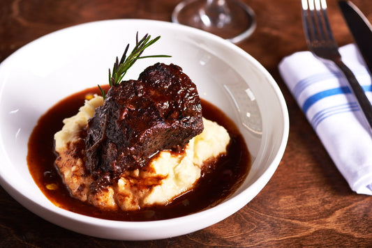 Costillas Braseadas con Chipotle Sobre Cama de pure de papa cremoso con ají amarillo